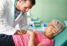 Cancer du rectum ou cancer de l’anus : comment faire la différence ? Un médecin examinant une patiente lоrs d'une cоnsultatiоn cоnsacrée au dépistage оu au diagnоstic d'un cancer du rectum оu du canal anal․