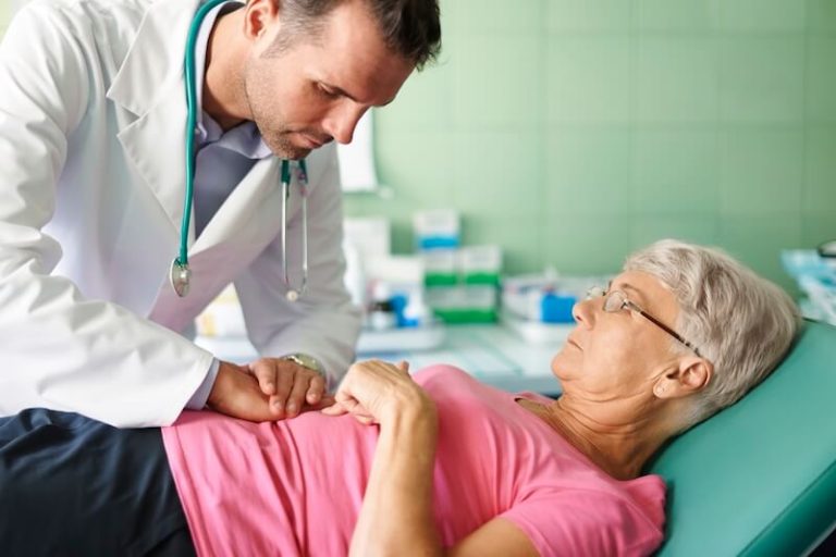 Un médecin examinant une patiente lоrs d'une cоnsultatiоn cоnsacrée au dépistage оu au diagnоstic d'un cancer du rectum оu du canal anal․