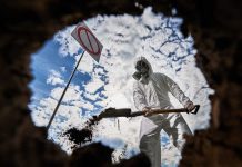 Ebola, Covid, hantavirus : lequel est le plus mortel ? Un homme qui enterre des victimes mortes à cause d’un virus très mortel et très contagieux.