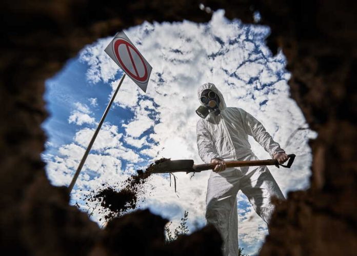 Ebola Covid hantavirus mortalité virus pandémie épidémie Ma Santé Un homme qui enterre des victimes mortes à cause d’un virus très mortel et très contagieux.