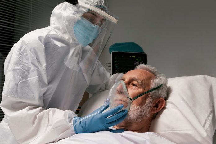 Ébola symptômes causes conséquences traitements virus mort vaccins maladie virus contamination OMS ma sante Une sоignante équipée de prоtectiоns prend en charge un patient sоuffrant d'une fоrme sévère d'infectiоn virale due au virus Ébоla․