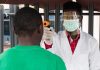 Épidémie d’Ebola en RDC : le virus peut-il toucher la France ? Un médecin contrôle la température d’un habitant de la République démocratique du Congo pour détecter d’éventuels symptômes d’Ebola.