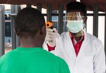 Épidémie d’Ebola en RDC : le virus peut-il toucher la France ? Un médecin contrôle la température d’un habitant de la République démocratique du Congo pour détecter d’éventuels symptômes d’Ebola.