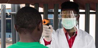 Épidémie d’Ebola en RDC : le virus peut-il toucher la France ? Un médecin contrôle la température d’un habitant de la République démocratique du Congo pour détecter d’éventuels symptômes d’Ebola.