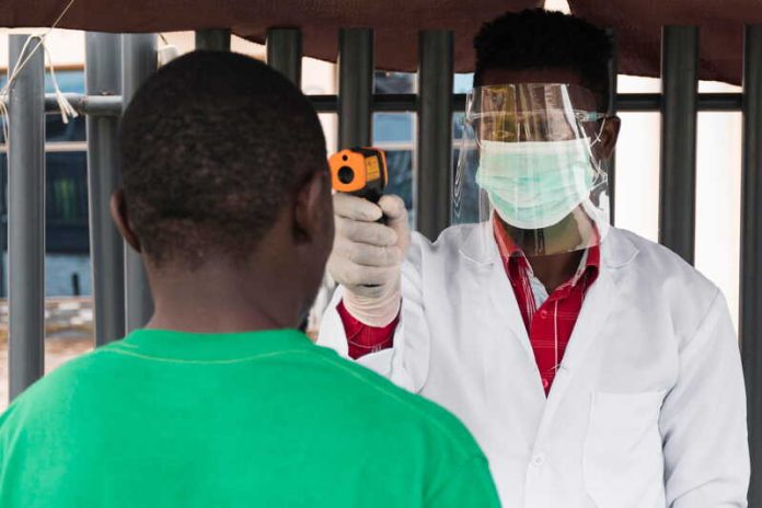 Épidémie d’Ebola en RDC faut il craindre une arrivée du virus en France Ma Santé Un médecin contrôle la température d’un habitant de la République démocratique du Congo pour détecter d’éventuels symptômes d’Ebola.