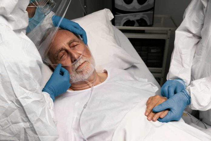 Fin de vie Sénat valide soins palliatifs mais freine brutalement aide à mourir Ma Santé Un homme en fin de vie bénéficiant de soins palliatifs.