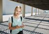 Une jeune collégienne qui se met à l’ombre pour se protéger du soleil.