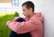 Hyperconnexion : le bonheur peut-il encore exister loin des écrans ? Un jeune homme malheureux loin des écrans.