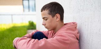 Hyperconnexion : le bonheur peut-il encore exister loin des écrans ? Un jeune homme malheureux loin des écrans.