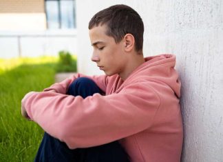 Hyperconnexion : le bonheur peut-il encore exister loin des écrans ? Un jeune homme malheureux loin des écrans.