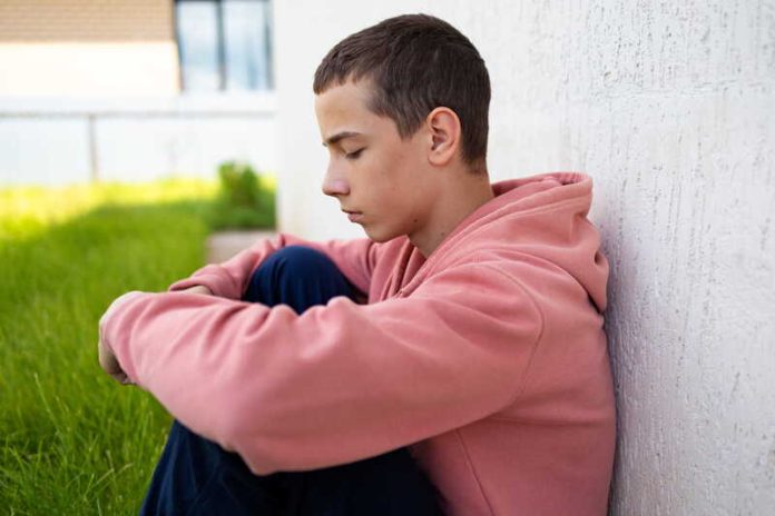 Hyperconnexion le bonheur peut-il encore exister loin des écrans Ma Santé Un jeune homme malheureux loin des écrans.