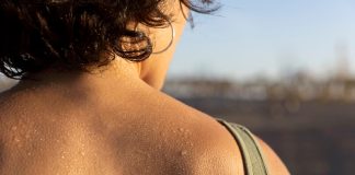 Transpiration excessive, mains moites, sueur abondante : les signes probables d’une hyperhidrose Dos d'une personne recouvert de gouttes de sueur en extérieur lors d'un épisode de transpiration abondante.