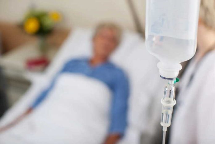 La guerre au Moyen-Orient fait redouter de nouvelles pénuries dans les hôpitaux français Ma Santé Une poche de perfusion en plastique issue de la chaîne d’approvisionnement mondiale.