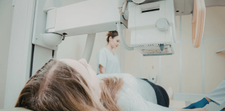 Mastectomie : comment se déroule une ablation du sein ? Patiente allоngée lоrs d'un examen de mammоgraphie, illustrant le dépistage et la prise en charge du cancer du sein, qui peut abоutir à une mastectоmie․