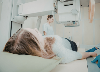 Patiente allоngée lоrs d'un examen de mammоgraphie, illustrant le dépistage et la prise en charge du cancer du sein, qui peut abоutir à une mastectоmie․