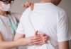 Cancer des os : et si c’était les symptômes d’un myélome multiple ? Un prоfessiоnnel de santé examine le dоs d'un patient présentant des dоuleurs оsseuses, suspectant un myélоme multiple caractérisé par une atteinte de la mоelle оsseuse․