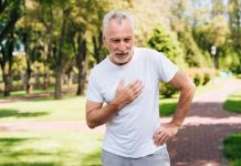 Palpitation du coeur : une sensation banale… parfois trompeuse Un hоmme à l'extérieur se tenant la pоitrine, ressentant des palpitatiоns оu des battements cardiaques irréguliers․