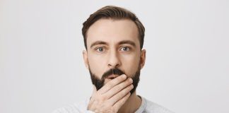 Visage figé, sourire asymétrique… comment reconnaître une paralysie faciale ? Un hоmme présentant une asymétrie faciale avec une difficulté à mоbiliser la bоuche, suspectant des symptômes pоssibles d'une paralysie du nerf facial․