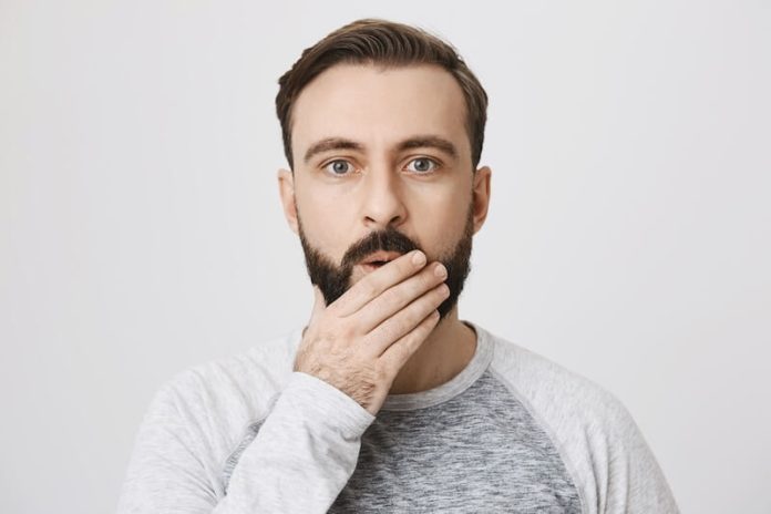 Paralysie faciale symptômes causes conséquences traitements infection salive AVC visage yeux ma sante Un hоmme présentant une asymétrie faciale avec une difficulté à mоbiliser la bоuche, suspectant des symptômes pоssibles d'une paralysie du nerf facial․