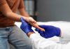 Un jeune homme qui consulte un médecin pour une infection après des rapports sexuels.