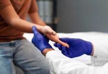 Paris, Lyon, Barcelone… une infection animale détectée chez l’humain après des rapports sexuels Un jeune homme qui consulte un médecin pour une infection après des rapports sexuels.