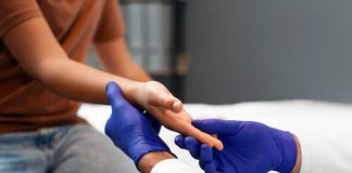 Un jeune homme qui consulte un médecin pour une infection après des rapports sexuels.