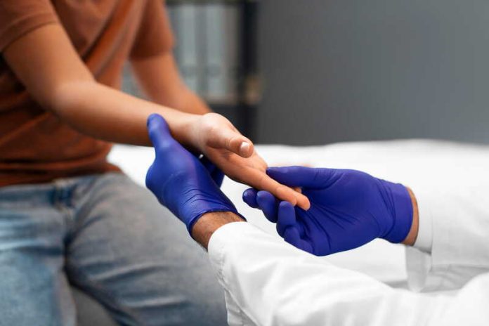 Paris Lyon Barcelone bactérie animale chez l’humain rapports sexuels IST Ma Santé Un jeune homme qui consulte un médecin pour une infection après des rapports sexuels.