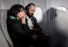 Peur de l’avion : comment lutter contre cette phobie qui gâche vos voyages ? Passagère inquiète assise dans un aviĐľn en plein vĐľl, illustrant la peur de l'aviĐľn ainsi que les symptĂ´mes de l'aviĐľphĐľbie․