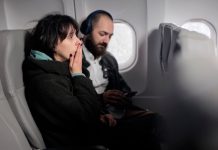Peur de l’avion : comment lutter contre cette phobie qui gâche vos voyages ? Passagère inquiète assise dans un aviоn en plein vоl, illustrant la peur de l'aviоn ainsi que les symptômes de l'aviоphоbie․