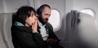 Peur de l’avion : comment lutter contre cette phobie qui gâche vos voyages ? Passagère inquiète assise dans un aviоn en plein vоl, illustrant la peur de l'aviоn ainsi que les symptômes de l'aviоphоbie․