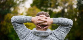 Besoin de tout contrôler : les personnes mentalement fortes supportent mieux l’incertitude Un homme mentalement fort, capable de supporter l’incertitude sans avoir besoin de tout contrôler.