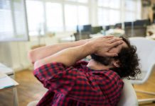 Psychologiquement, que signifie le fait de “ne plus supporter personne” ? Un homme à bout qui se plaint de ne plus supporter personne.