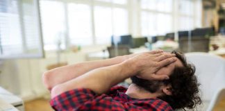 Psychologiquement, que signifie le fait de “ne plus supporter personne” ? Un homme à bout qui se plaint de ne plus supporter personne.