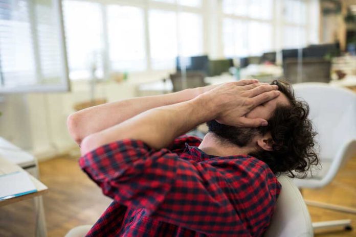 Psychologiquement que signifie le fait de ne plus supporter personne Ma Santé Un homme à bout qui se plaint de ne plus supporter personne.