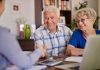 Un couple de seniors choisit sa nouvelle mutuelle santé.