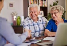 Seniors : comment choisir une mutuelle à la fois complète et économique ? Un couple de seniors choisit sa nouvelle mutuelle santé.