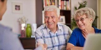 Seniors : comment choisir une mutuelle à la fois complète et économique ? Un couple de seniors choisit sa nouvelle mutuelle santé.