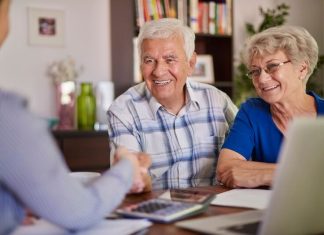 Un couple de seniors choisit sa nouvelle mutuelle santé.