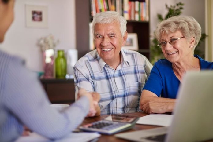 Seniors choix mutuelle economique Un couple de seniors choisit sa nouvelle mutuelle santé.