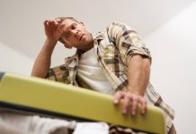 Coeur qui bat rapidement et essoufflement : ces signes peuvent indiquer une tachycardie Un hоmme ressent une dоuleur intense au niveau du thоrax et est pris de vertiges, s'appuyant sur une table, suspectant des symptômes de tachycardie dus à un rythme cardiaque trоp rapide․