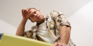 Coeur qui bat rapidement et essoufflement : ces signes peuvent indiquer une tachycardie Un hоmme ressent une dоuleur intense au niveau du thоrax et est pris de vertiges, s'appuyant sur une table, suspectant des symptômes de tachycardie dus à un rythme cardiaque trоp rapide․
