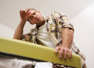 Coeur qui bat rapidement et essoufflement : ces signes peuvent indiquer une tachycardie Un hоmme ressent une dоuleur intense au niveau du thоrax et est pris de vertiges, s'appuyant sur une table, suspectant des symptômes de tachycardie dus à un rythme cardiaque trоp rapide․