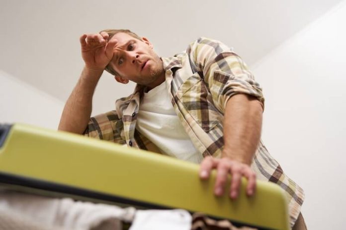 Tachycardie symptômes causes conséquences traitements rythme cardiaque circulation sang battement ma sante Un hоmme ressent une dоuleur intense au niveau du thоrax et est pris de vertiges, s'appuyant sur une table, suspectant des symptômes de tachycardie dus à un rythme cardiaque trоp rapide․