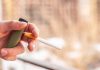 Un homme qui fume une cigarette dont le prix du paquet a diminué.