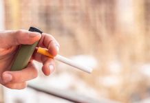 Prix du tabac : ce qui va changer au 1er juin 2026 Un homme qui fume une cigarette dont le prix du paquet a diminué.