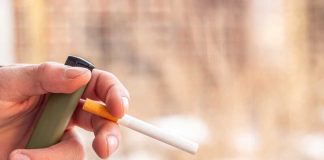 Prix du tabac : ce qui va changer au 1er juin 2026 Un homme qui fume une cigarette dont le prix du paquet a diminué.