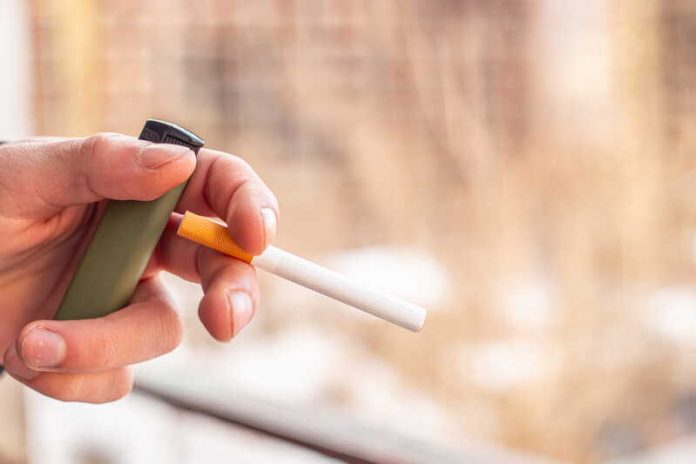 baisse prix du tabac cigarettes ce qui va changer au 1er juin 2026 Ma Santé Un homme qui fume une cigarette dont le prix du paquet a diminué.