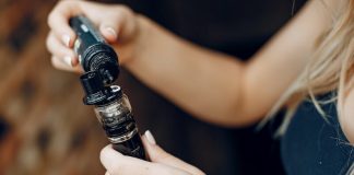 Quels e-liquides choisir lorsqu’on est allergique ? Une jeune femme recharge sa cigarette électronique en e-liquide.