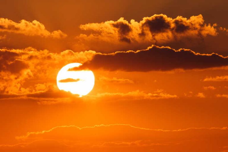 Le soleil orangé et l’atmosphère écrasée de chaleur témoignent de cette canicule exceptionnellement précoce qui frappe la France en plein mois de mai.
