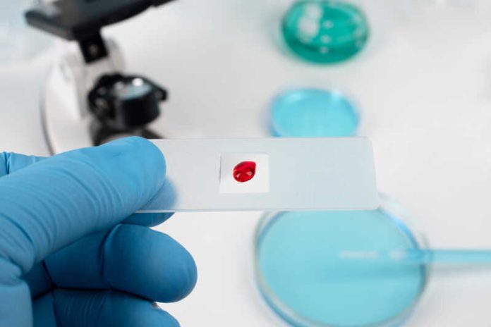 hépatite B nouveau traitement guérir virus Ma Santé Un chercheur analyse le sang d’un patient atteint d’hépatite B afin de développer un nouveau traitement.